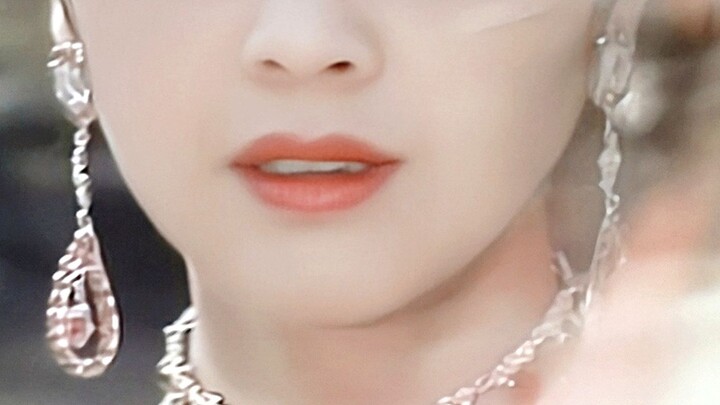 “Anh thì thầm tình tứ với cô ấy, sao lại chẳng thèm đoái hoài gì đến em vậy?” Wtf, chứ đã nói là bìn