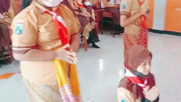 lihat teman teman aku menari guys