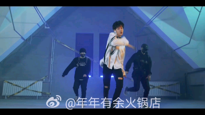 رقصت مع المعلم كمرافق ليو جينغ تيان [ضحكة]