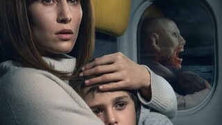 空中航班遭遇嗜血怪兽，吸血鬼母亲为救儿子，不惜变成怪物！《血色天劫》