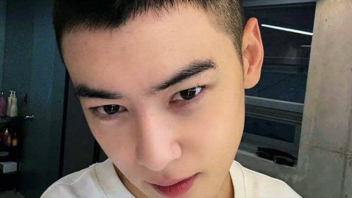 Cha Eun-woo nhập ngũ