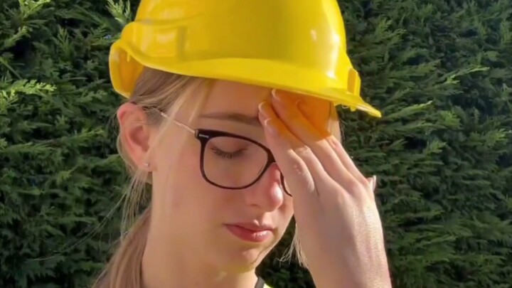 Nhân viên an toàn nữ: Nên mua xe chạy xăng hay xe điện nhỉ?