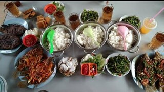 makan ikan gurame di saung sederhana