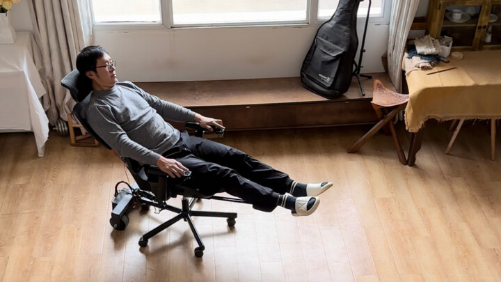 منذ ما إن وُضِعَ هذا الشيء في البيت، لم أستطع أن أقف على قدميّ مرة أخرى.