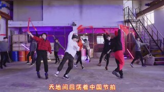 下面有请来自jyp一本部的straykids为大家带来表演舞曲《美丽中国》