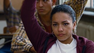 Ketika guru bertanya siapa yang tertembak, semua kecuali satu siswa berkulit putih mengangkat tangan