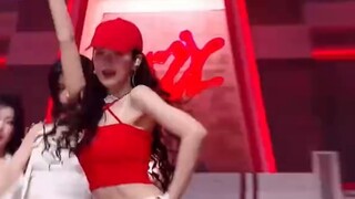 (Including stage mashup) The quintuplets danced to Itzy's new song "girls will be girls" according t