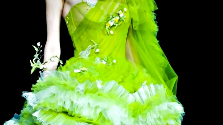 【مراجعة منصة العرض بالفساتين الخضراء】 "اللون الأخضر جميل جدًا! لا ينبغي ربطه بالأمور الدنيوية، بل يج