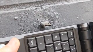 在墙上出现了一个U盘，你会好奇把电脑插进去吗