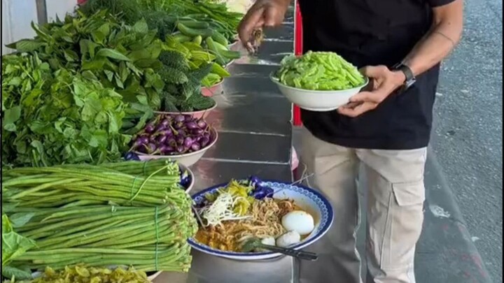Di Thailand, untuk menikmati semangkuk mi beras, harus menghabiskan dua kilogram sayuran