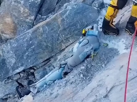 How many bodies are there on the way up Mount Everest?