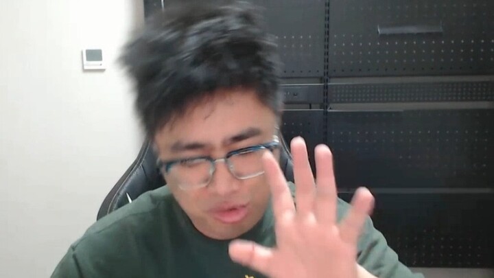 Old Wang’s TikTok group is about to be overrun—every video is a beautiful woman shared by the guys!