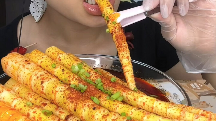 Cô ấy đã ăn một đĩa măng trộn giòn rụm! Mát lành ngày hè