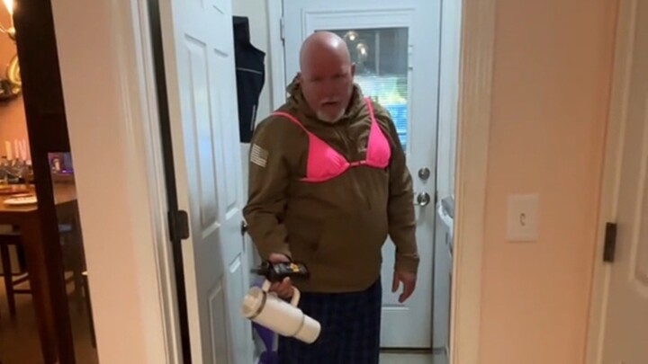 พ่อเลียนแบบท่าทางปกติของลูกสาวแบบบีไลก์