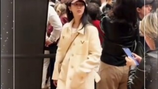 Lucu sekali. Dia bahkan berjinjit untuk mengambil foto dan bertemu Yang Zi di Museum Louvre di Paris