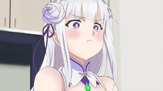 I dote on my sister too much, and my girlfriend is furious next to me!