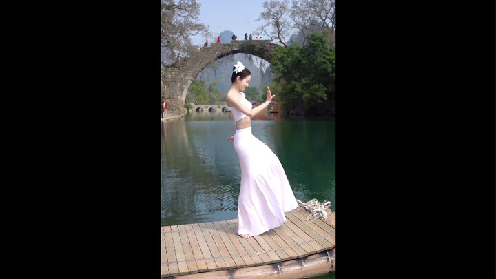Beautiful melody, moving Dai dance
