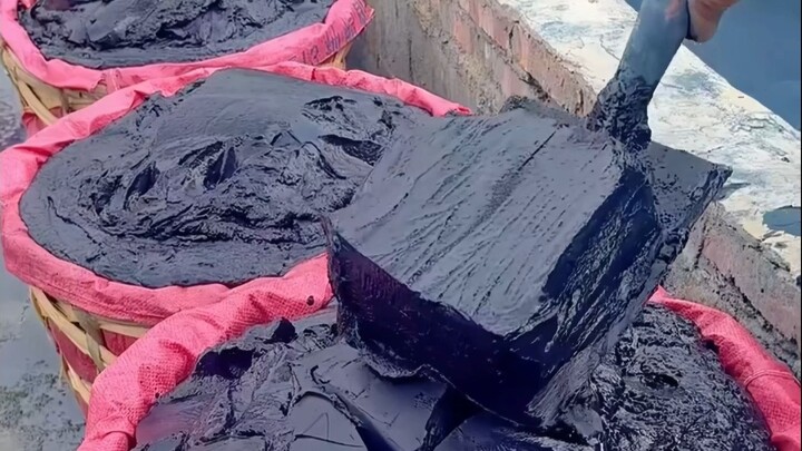 Many people think this black stuff is “jelly,” but it’s actually fuel specifically designed for gian