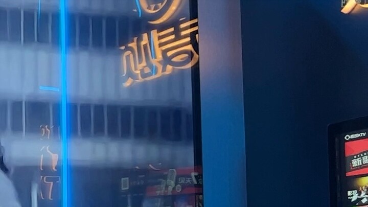 When you sing the undefeated hero in KTV