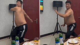 220斤男子酒后跳舞惊艳全场，网友：身似烤鸭，神似鸿雁