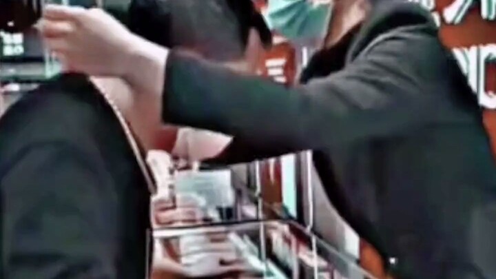 Customer: Oh no, I’m trapped—I’ll just pretend to check the mirror.