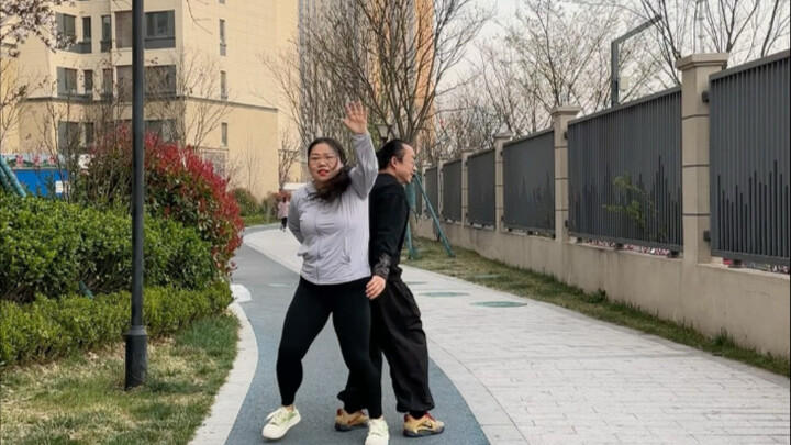 天暖和了，杨歪歪携夫给他家跳一曲拉丁助助兴#跳舞 #拉丁舞