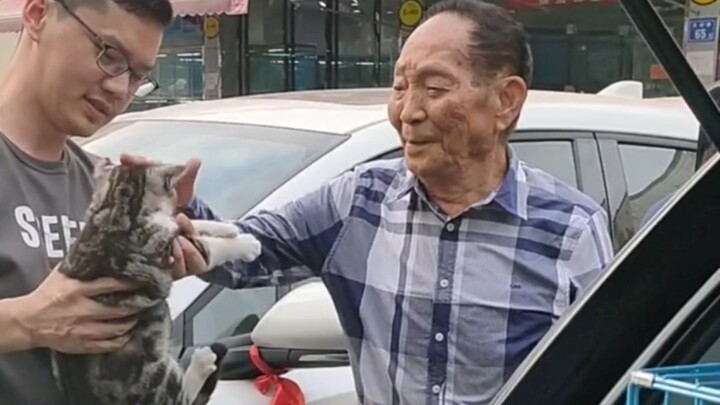 Ông袁 lần đầu tiên gặp Hoa Hoa