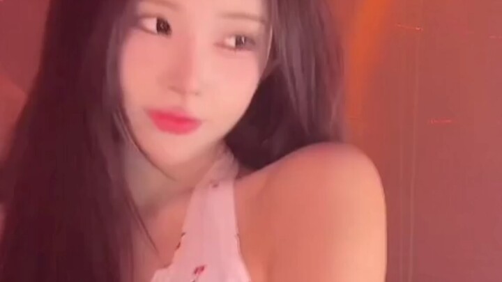 สาวน้อยน่ารักสดใสโยกตัวไปมาบนออนไลน์! บัตรทดลองเป็นเถ้าแก่ของคุณ/กรุณารับไปเลยนะคะ