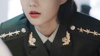 这才是剧抛脸！她演出了中国女兵的英姿飒爽！