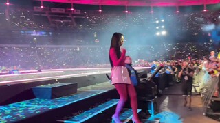 [KpopFlex] Hwasa is singing next to me! Is it really okay to be so close to mommy Muli?