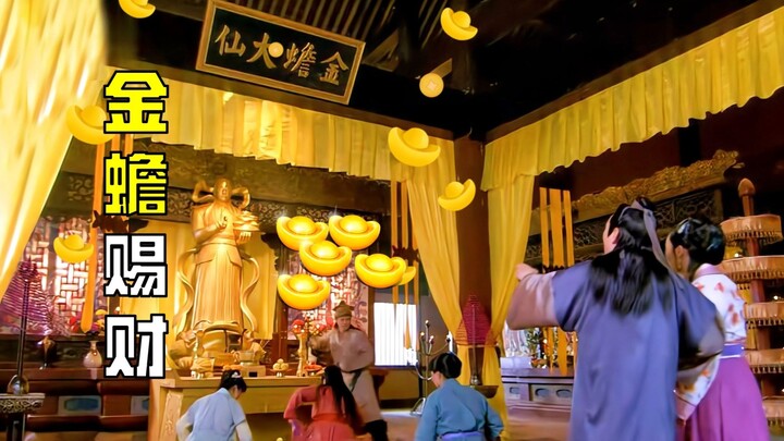 村民只是对着神像拜了拜，没想到口袋里竟然出现黄金，这下发财了