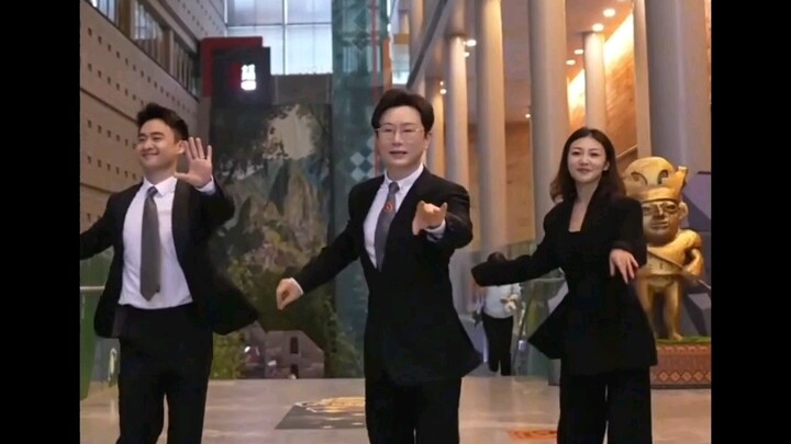 Teacher Hu Yaowen and the “Moyu” duo team up for a dance, set to the song “Too Bad the Spring Breeze