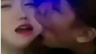Anh trai, có muốn nếm thử thịt viên không!