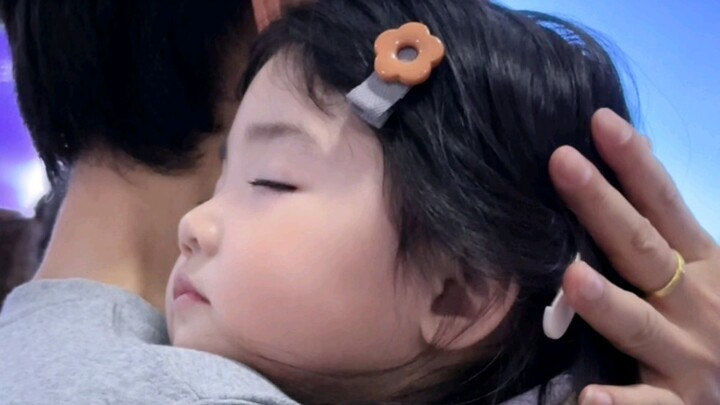 Các em bé của loài người đi máy bay