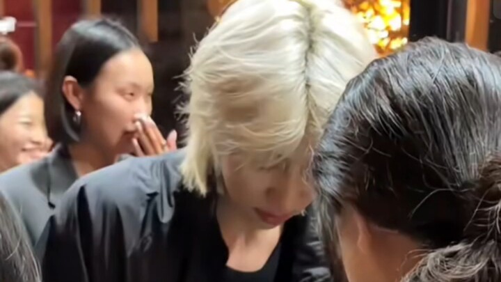 Saat sedang melakukan sesi tanda tangan di Paris, Minghao ditanya apakah dia seorang selebritas, lal
