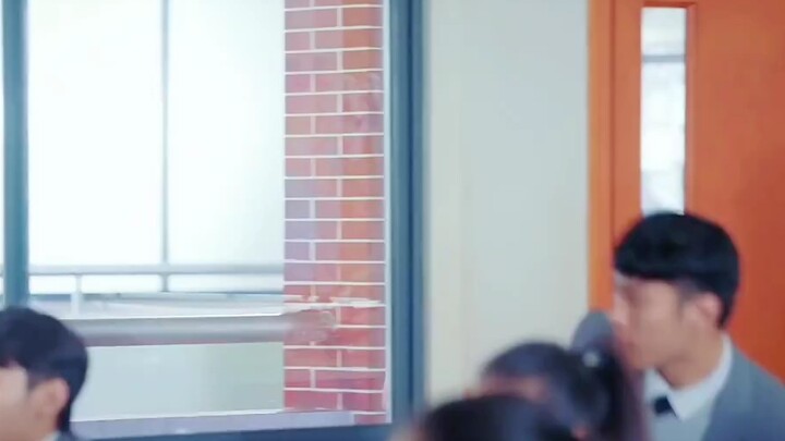 المعلم الجديد يُخدع من قبل الطلاب في أول يوم دراسي، لحسن الحظ كان مستعدًا!