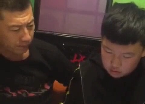 Điểm lại kinh điển: Không khí giáo dục vui vẻ trong gia đình nguyên thủy của Đông Bách