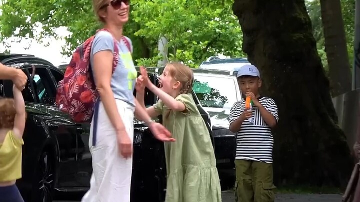 "Pranking" Two Cute Little Girls 👧