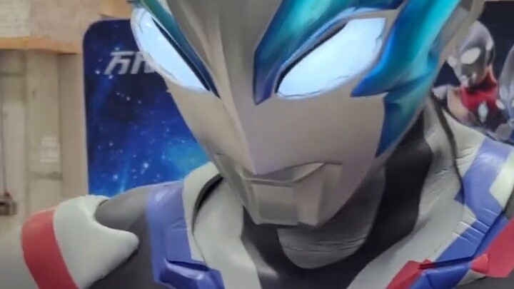 Xiaobu: What is this? Touch it. Captain: (hold down)