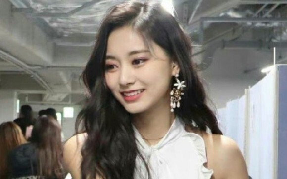 It turns out that she is so beautiful without the Korean filter. No wonder she created the Yu style 
