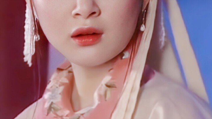 “Betapa memukau dan tegasnya gadis muda cantik ini saat itu!”