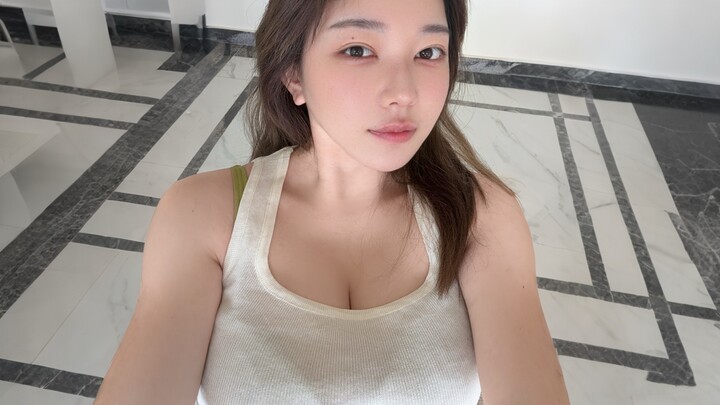 كانت ليو فئر تفكر في إقامة حفلة بحمام السباحة، لكن لو فعلت ذلك، ألن يتجمع معجبوّا الذكور حولي لالتقا