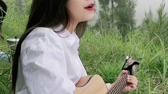 gadis manis bernyanyi