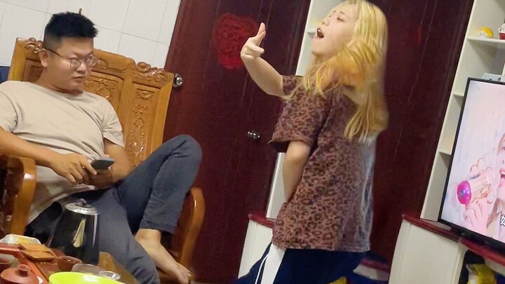 Cái chết xã hội! Một đứa trẻ thể hiện tài năng của mình bằng cách nhảy theo bài hát "Because You're 