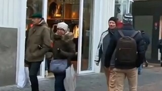 穿着毛茸茸的外套被荷兰人认作一只羊