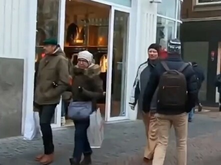 穿着毛茸茸的外套被荷兰人认作一只羊