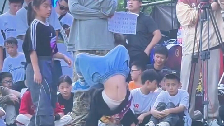 Seven-year-old street dance girl, superb dancing skills, this set of moves is too strong