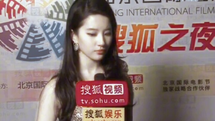 Liu Yifei’s interview is a bit long—but her dazzling beauty in the novel truly shines.