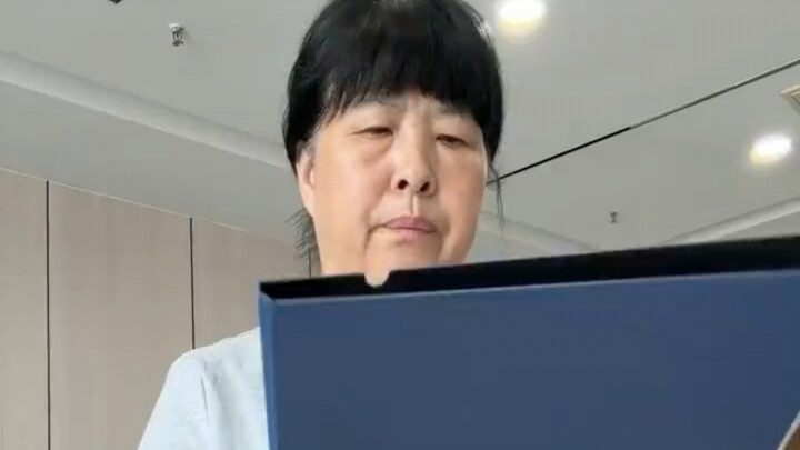 Seorang wanita berusia 54 tahun yang menghitung mundur masa pensiunnya menjadi viral; netizen berkom