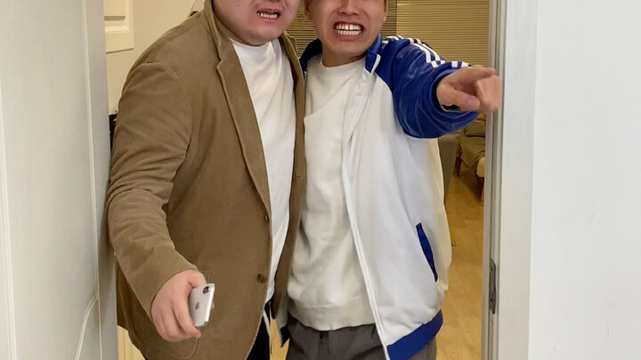 طلاب مختلفون يصادفون كائنات غامضة